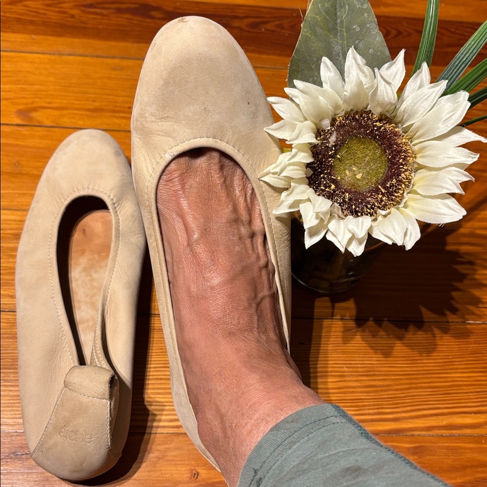❤️ Arche Flats, France. Beige.  
Women's Flats, soft suede leather.
